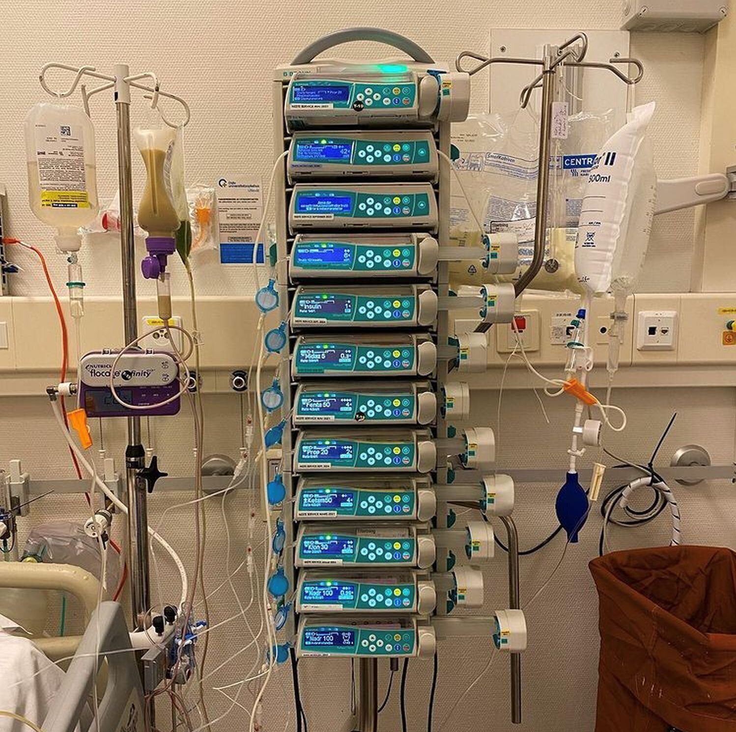 Bildet viser et stativ med sprøytepumper.