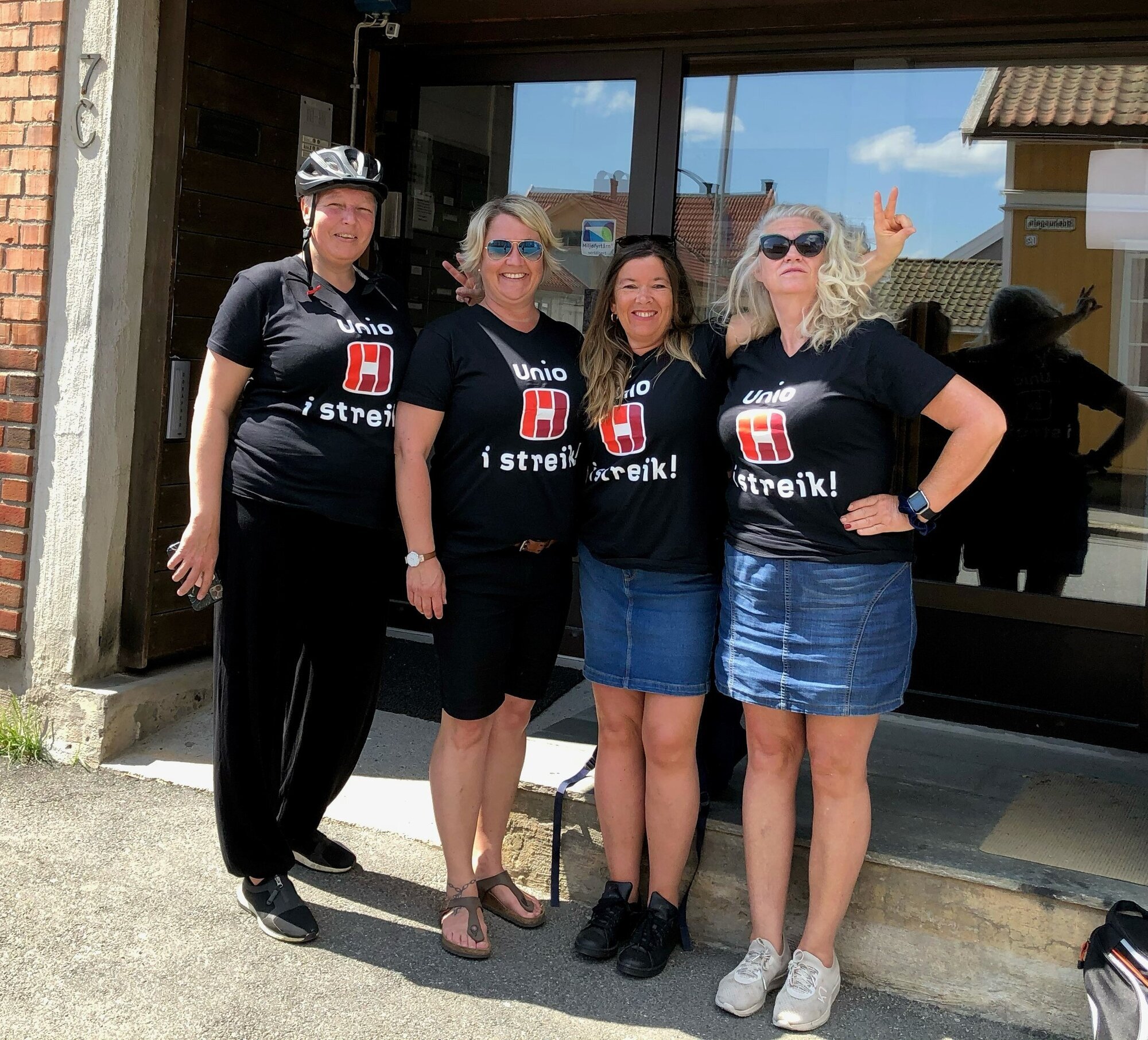 bildet viser Linda Johnsen og kolleger