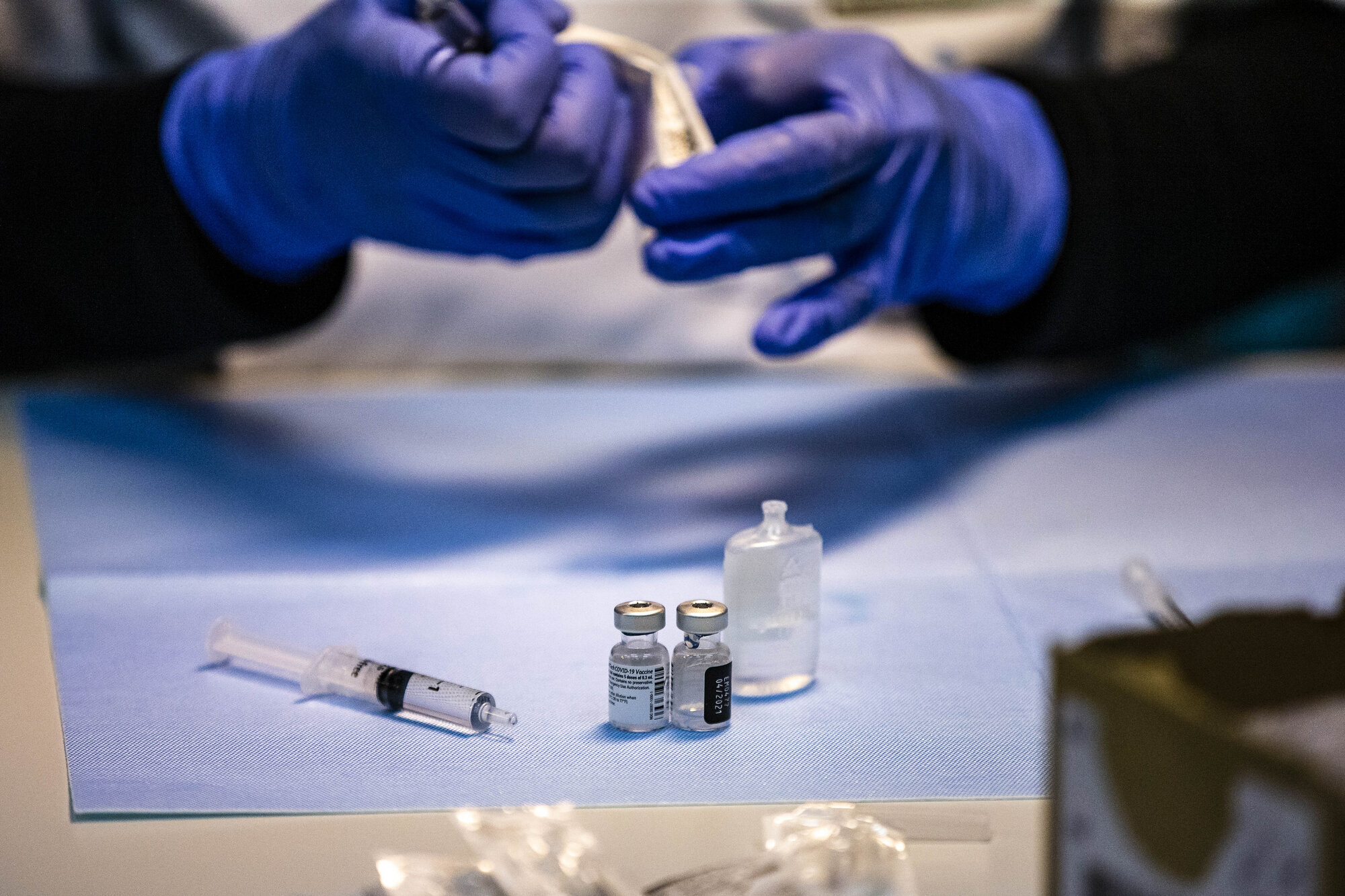 Vaksine, korona Bildet viser vaksine som blir gjort i stand.