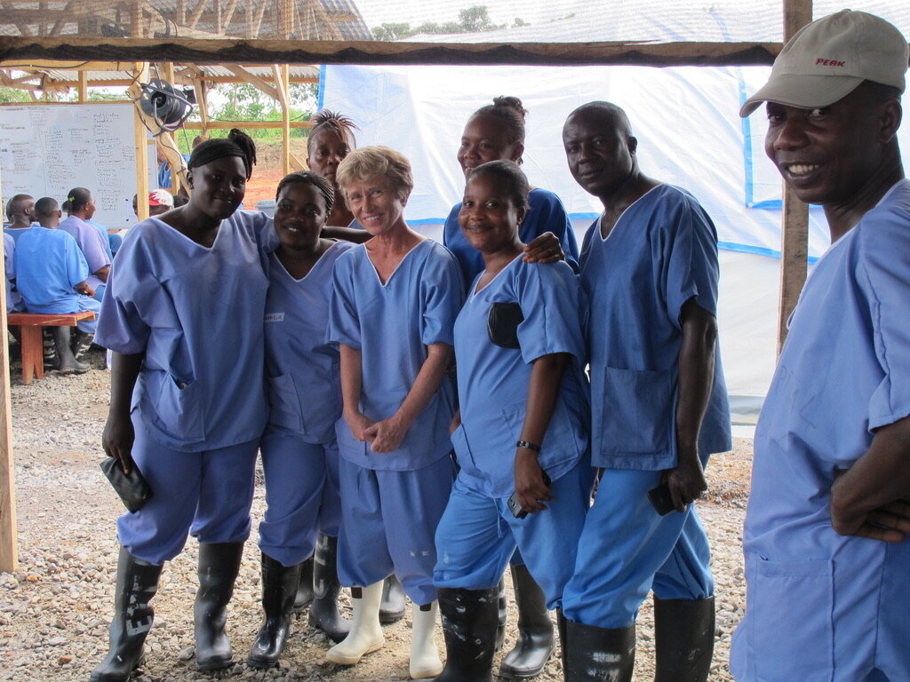 Bildet viser sykepleier Turid Andreassen sammen med lokale kolleger i Sierra Loona 2014.