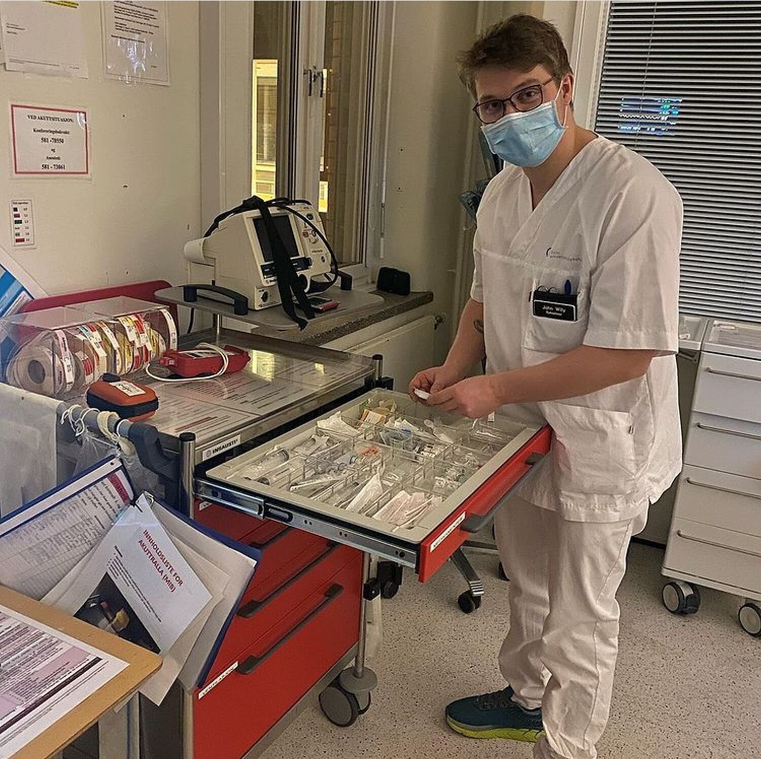 Bildet viser en sykepleier som viser frem akutttralla.