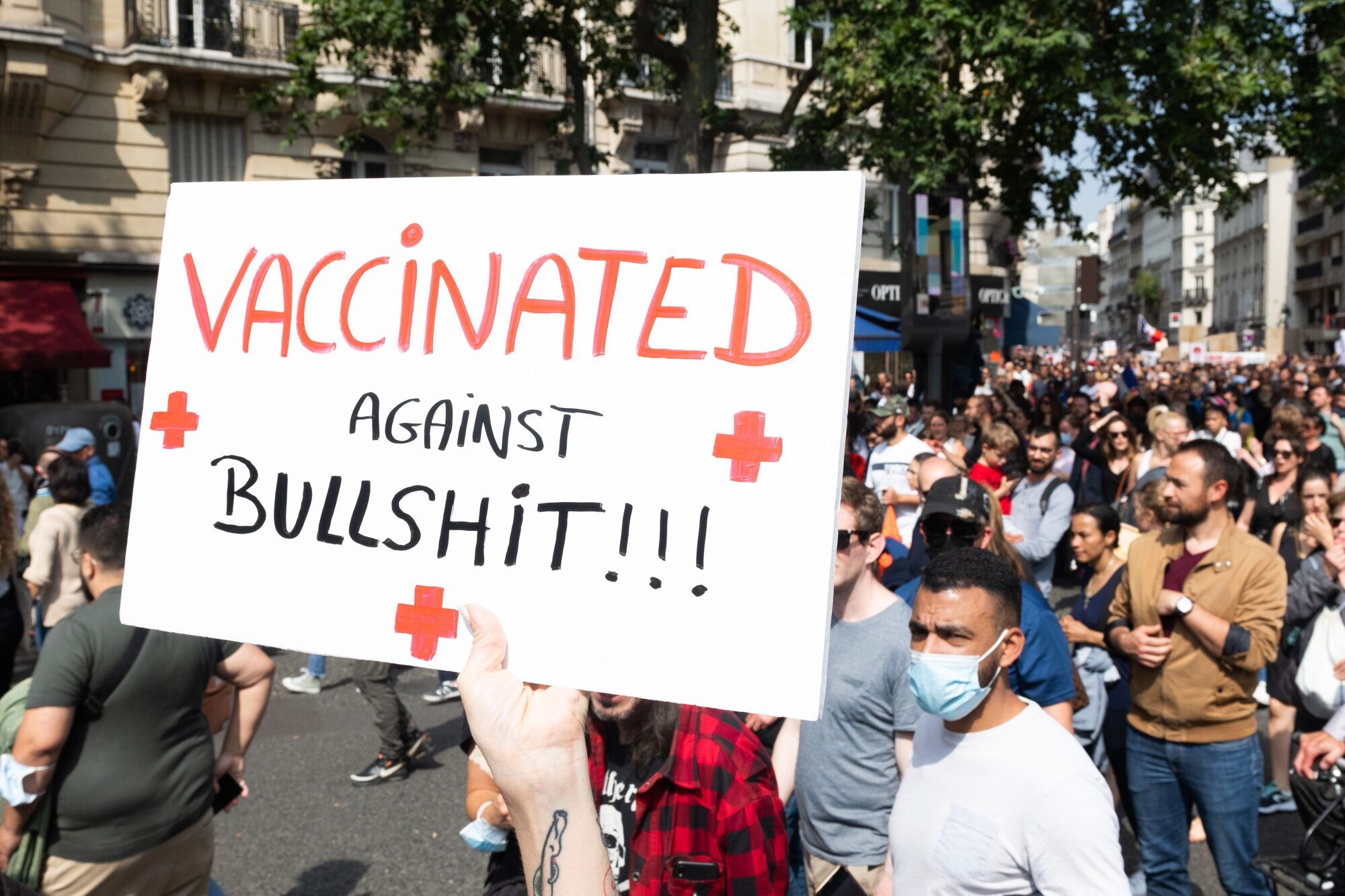 Bildet er fra en demonstrasjon mot den franske regjeringens koronavaksinasjonsprogram