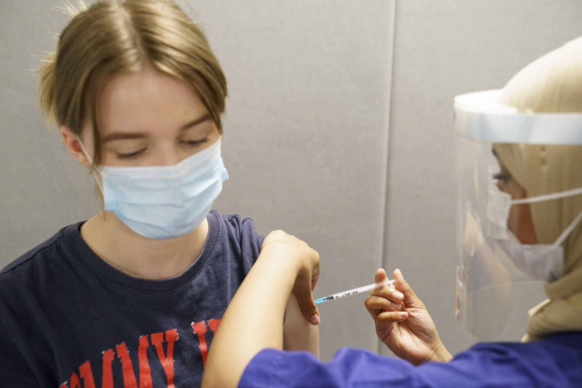 Koronavaksine Bildet viser en ung jente som får koronavaksine.