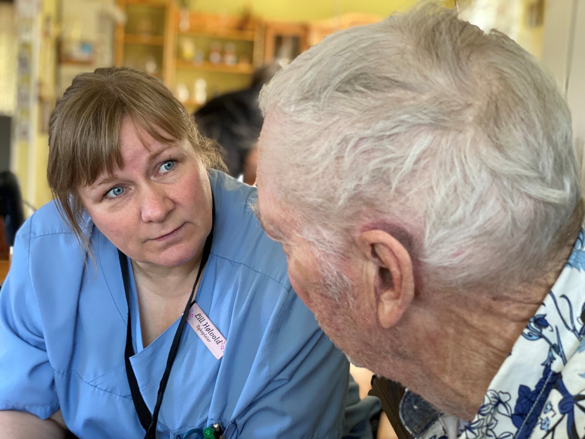Lill Hølvold er sykepleier i Sør-Varanger. Her er hun på et hjemmebesøk.