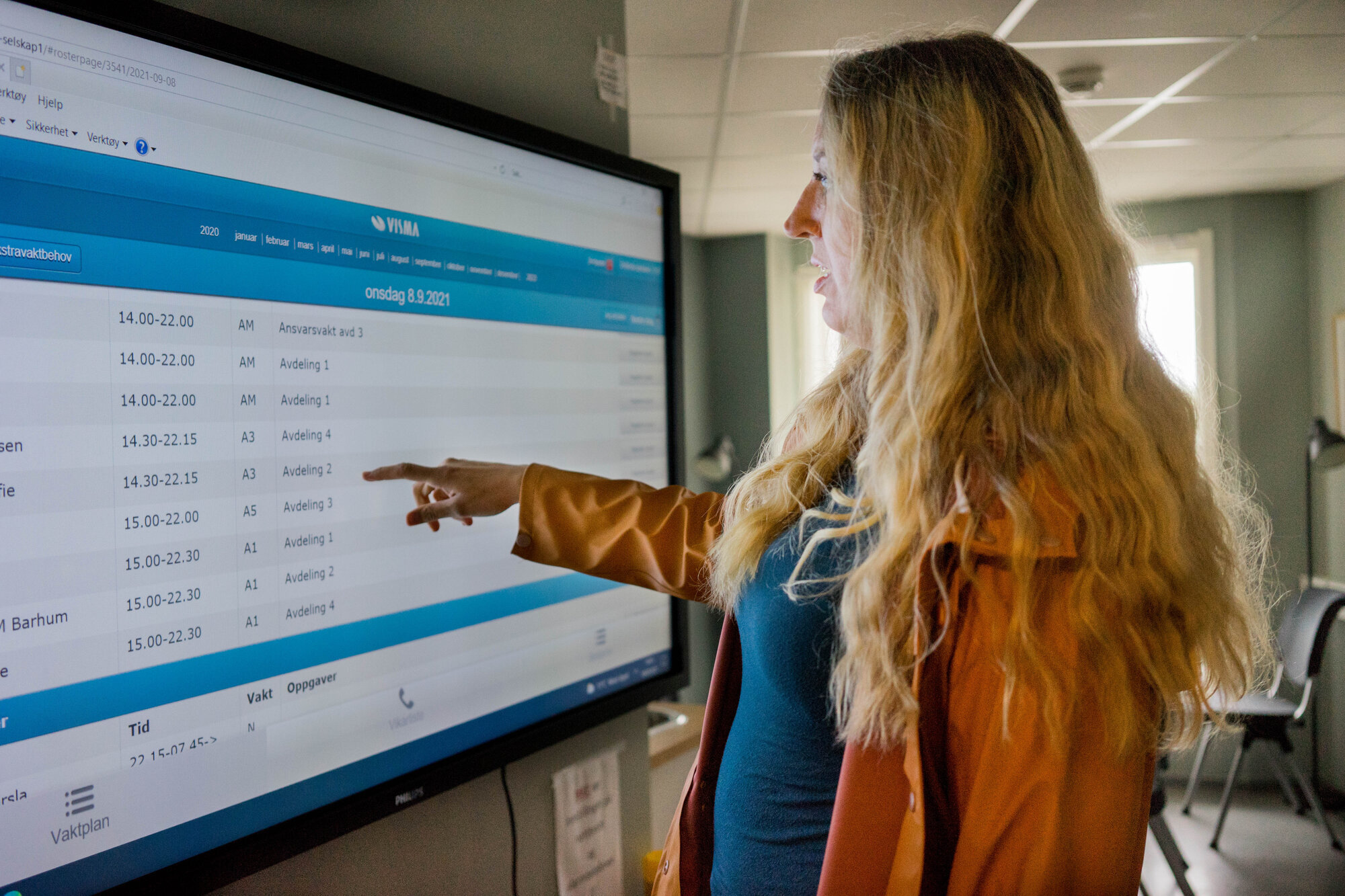 Bildet viser Synnøve Johansen foran vaktplanen