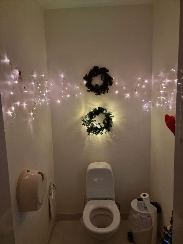 Bildet viser personaltoalettet på akuttmottaket til Sykehuset Sørlandet Arendal.