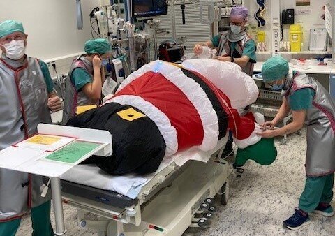 Bildet viser nissen som får behandling på traumestuen.