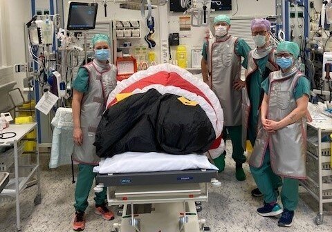 Bildet viser nissen på bordet i traumestuen, med anestesisykepleiere rundt.