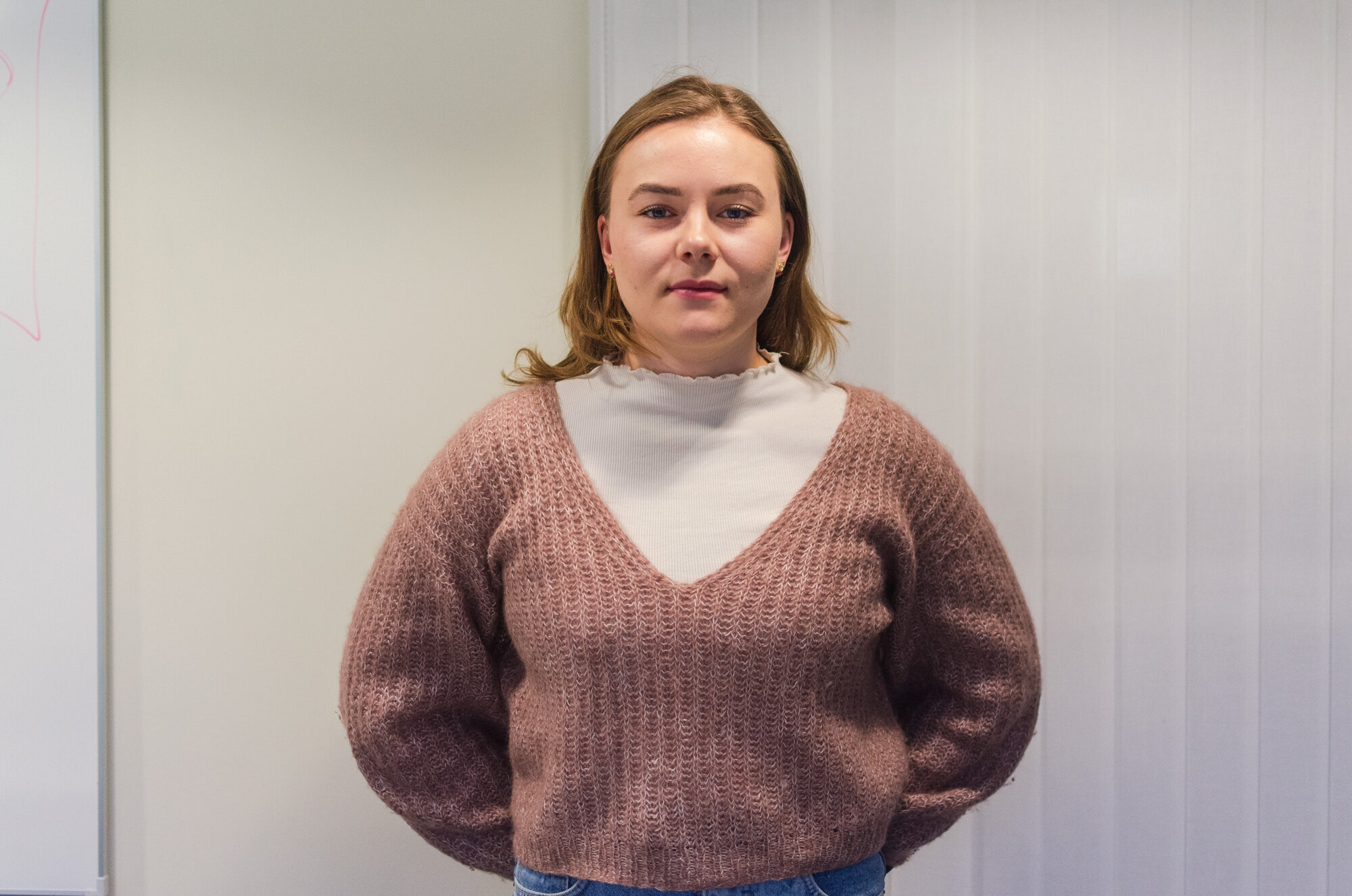 jente står foran vegg