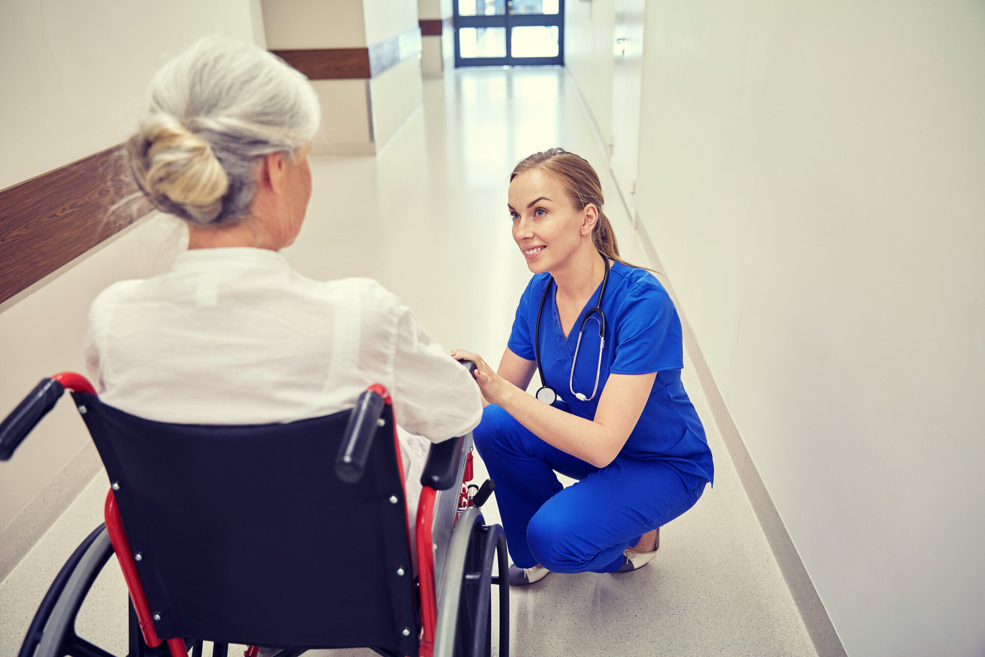 En sykepleier har en samtale med en pasient