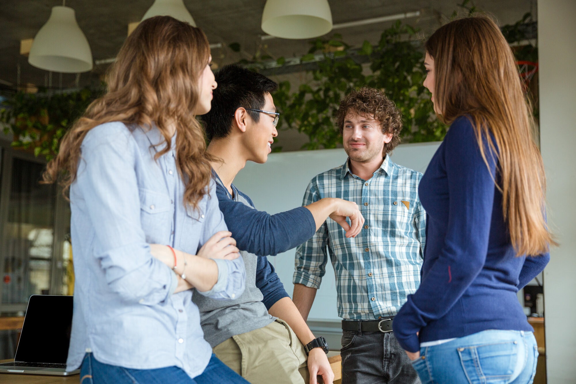 Fire studenter har en samtale