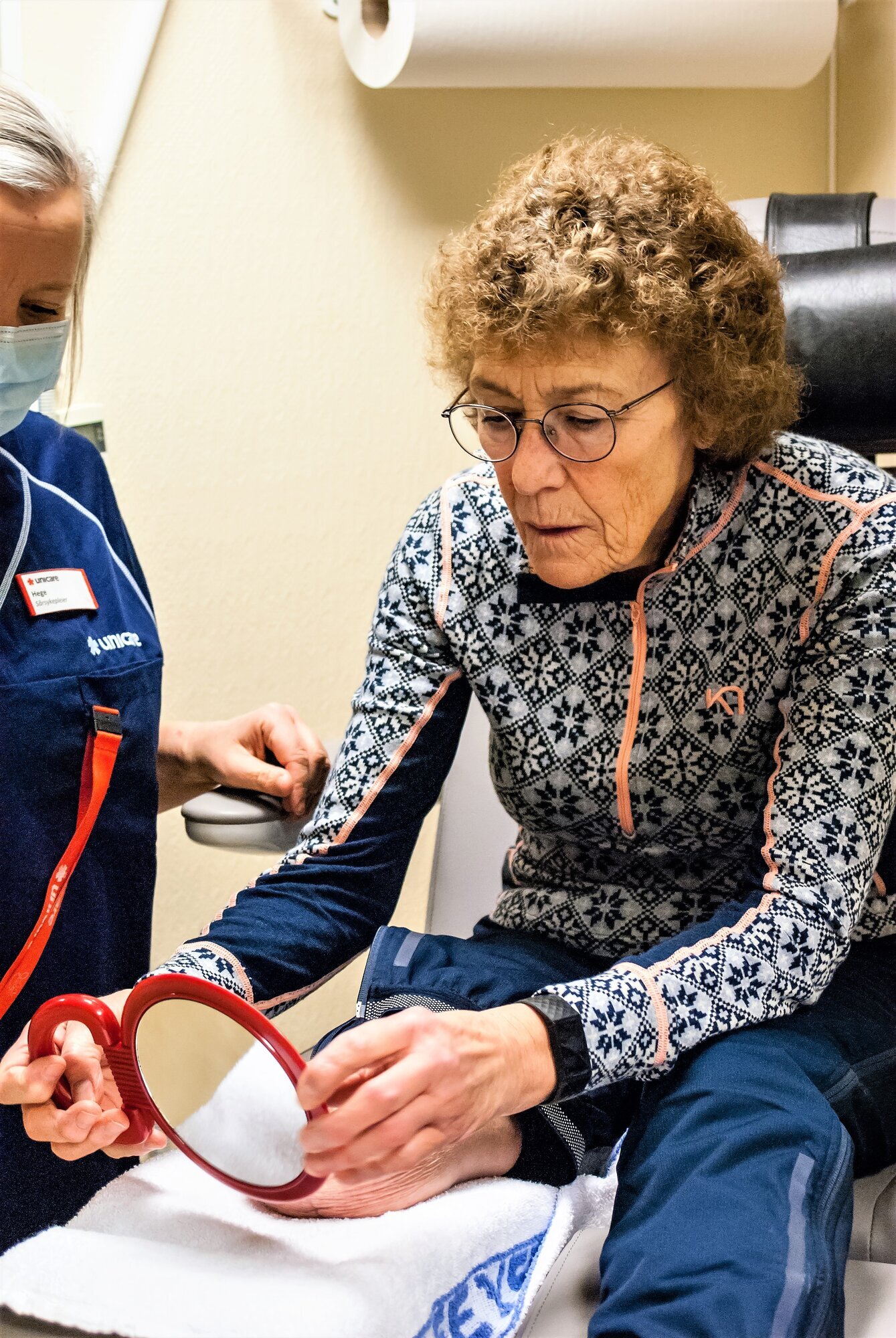 Amputasjonspasient Kari Wetlesen inspiserer stumpen.