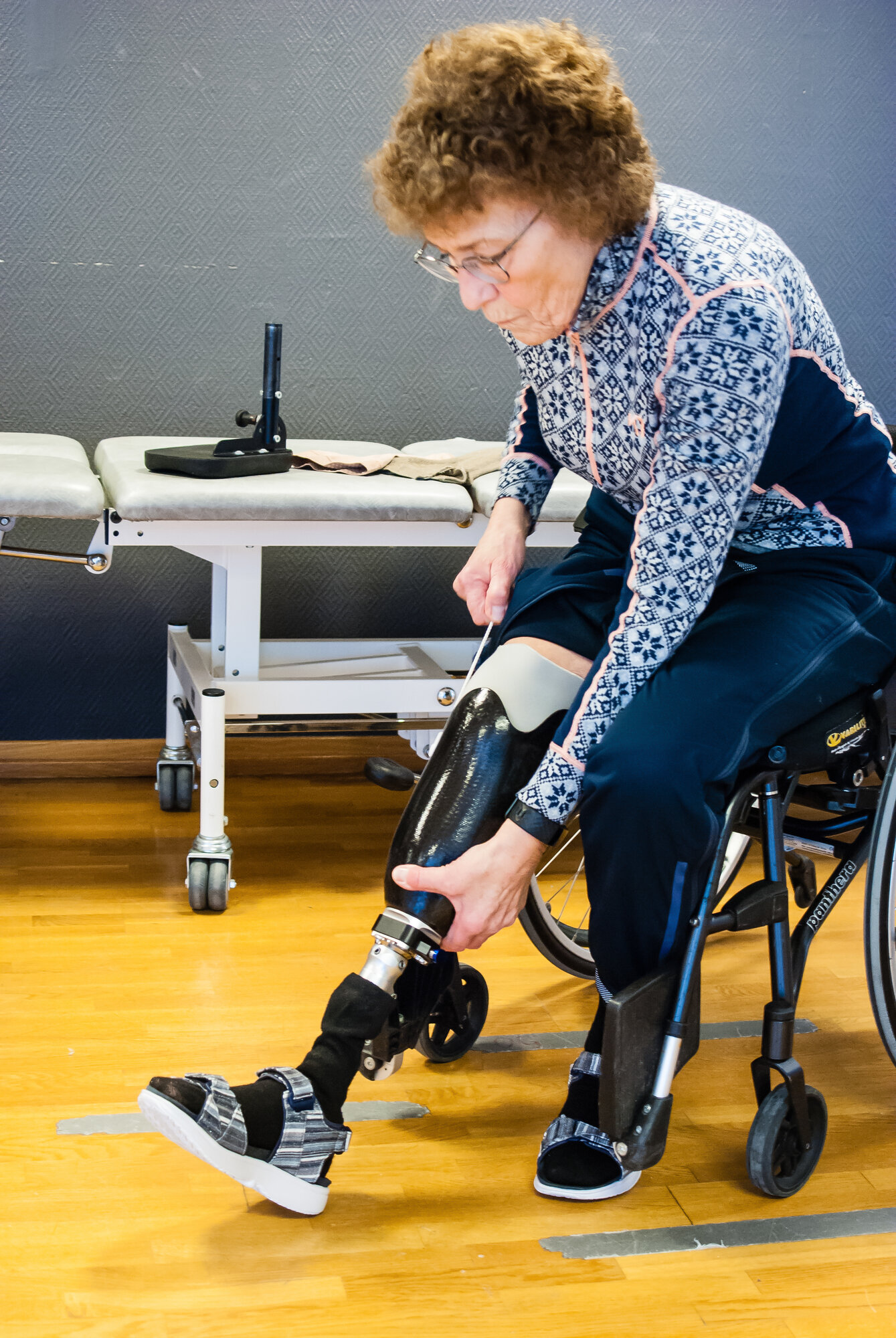 Kari Wetlesen fester protesen på beinstumpen.