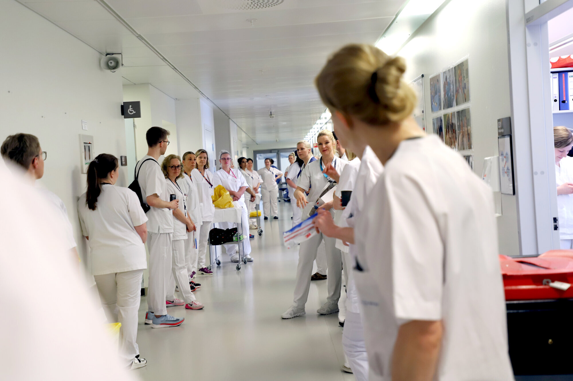 Bildet viser vaktskifte på intensiv på Ahus.