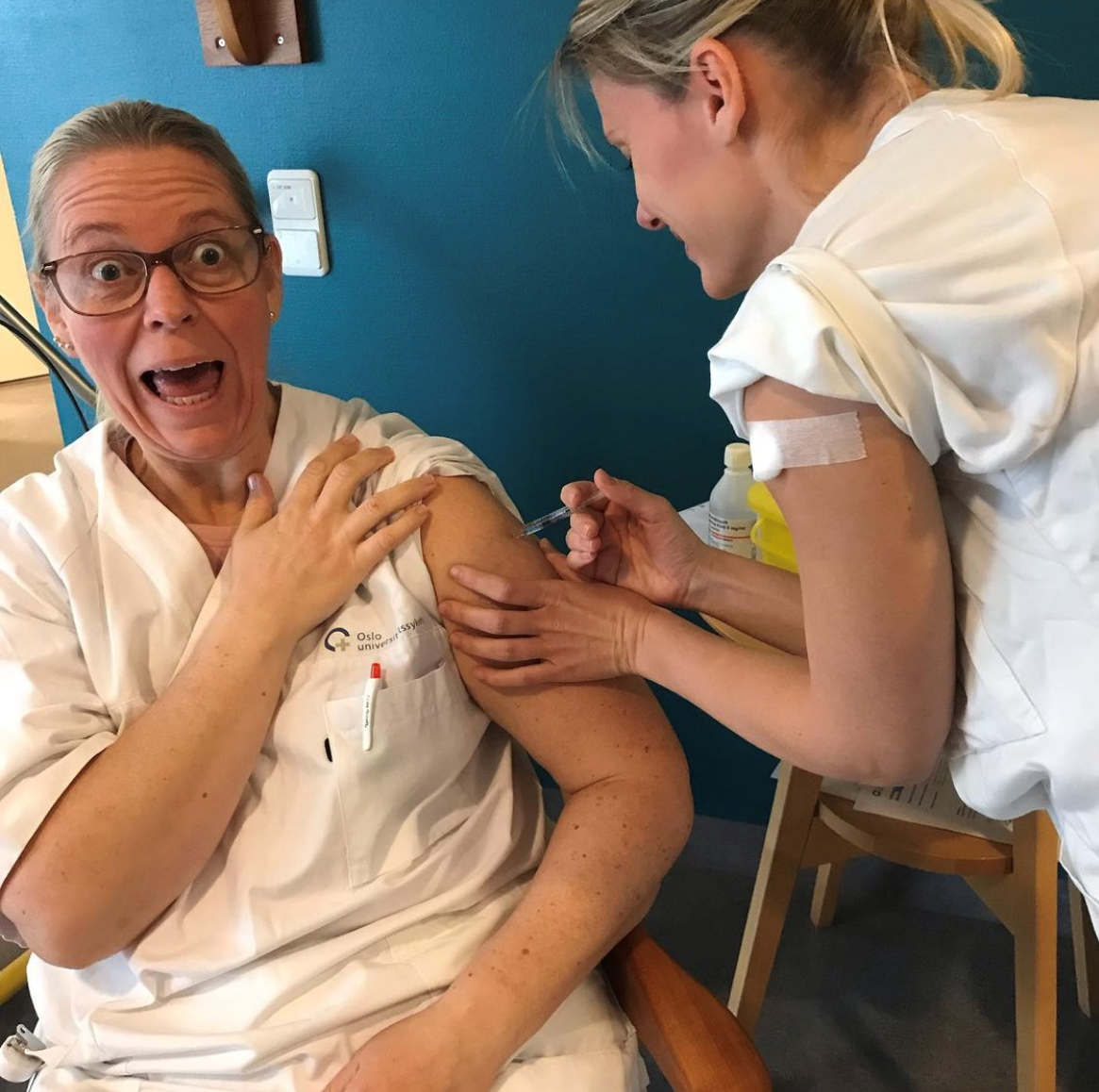 Bildet viser en kvinne som får influensavaksine.