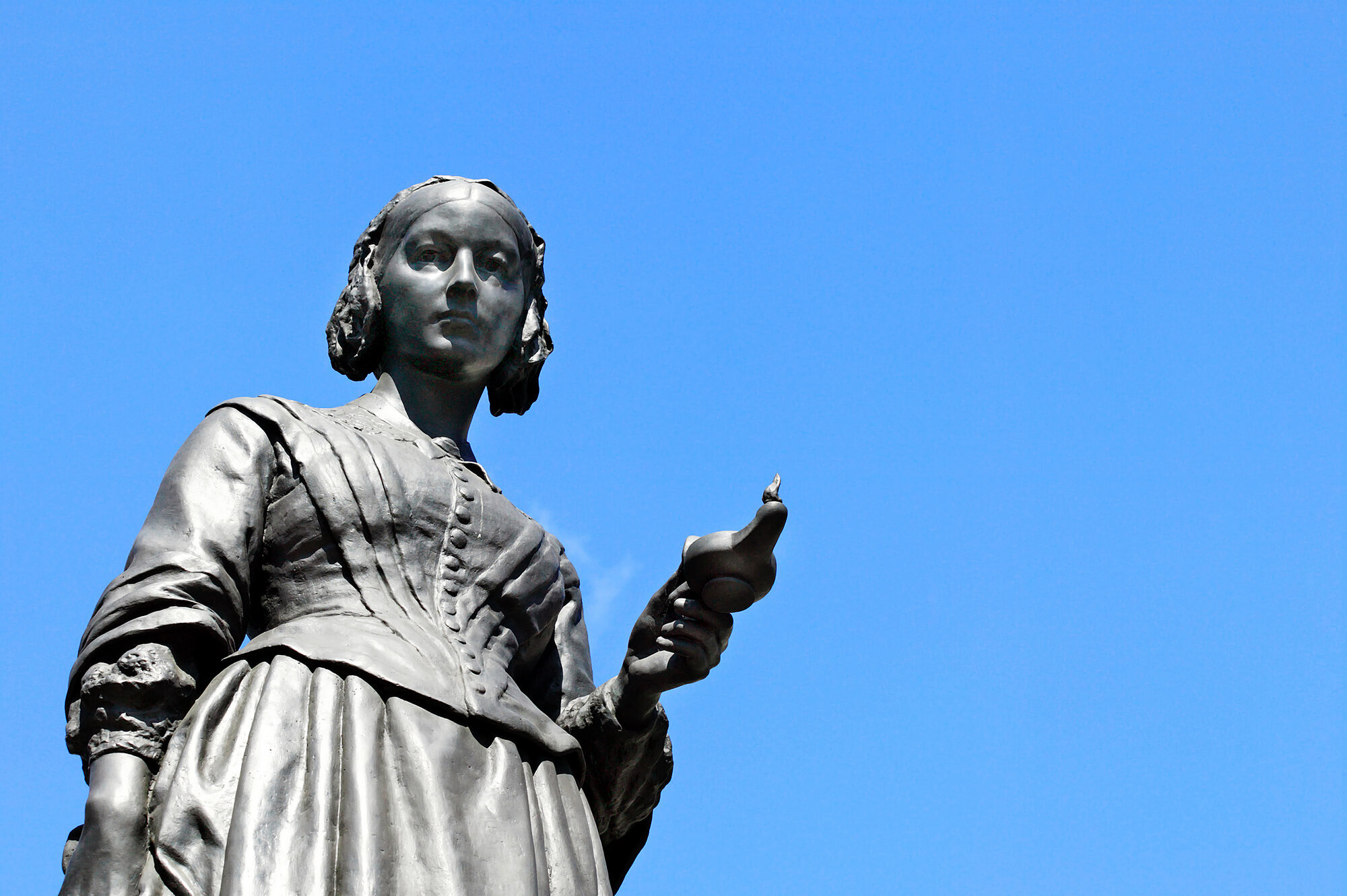 Bildet viser en minnestatue av Florence Nightingale.