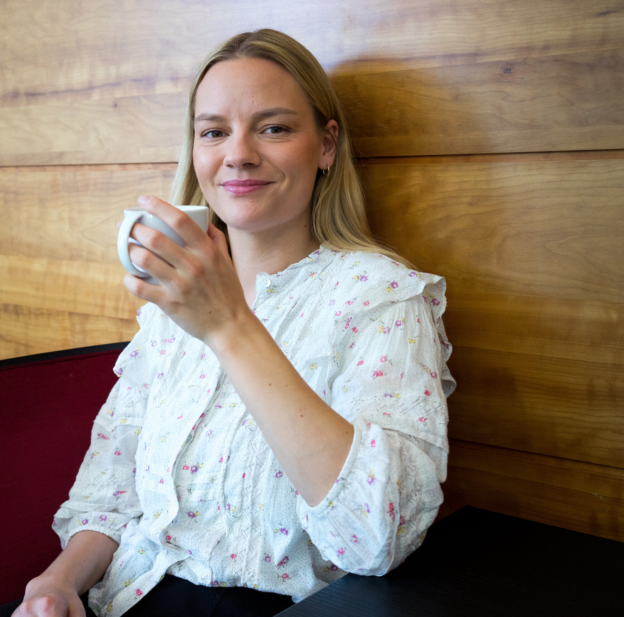 Anine drikker kaffe bildet viser Anine som drikker kaffe