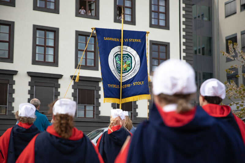 Bildet viser bakhodet til medlemmer av trommekorpset.
