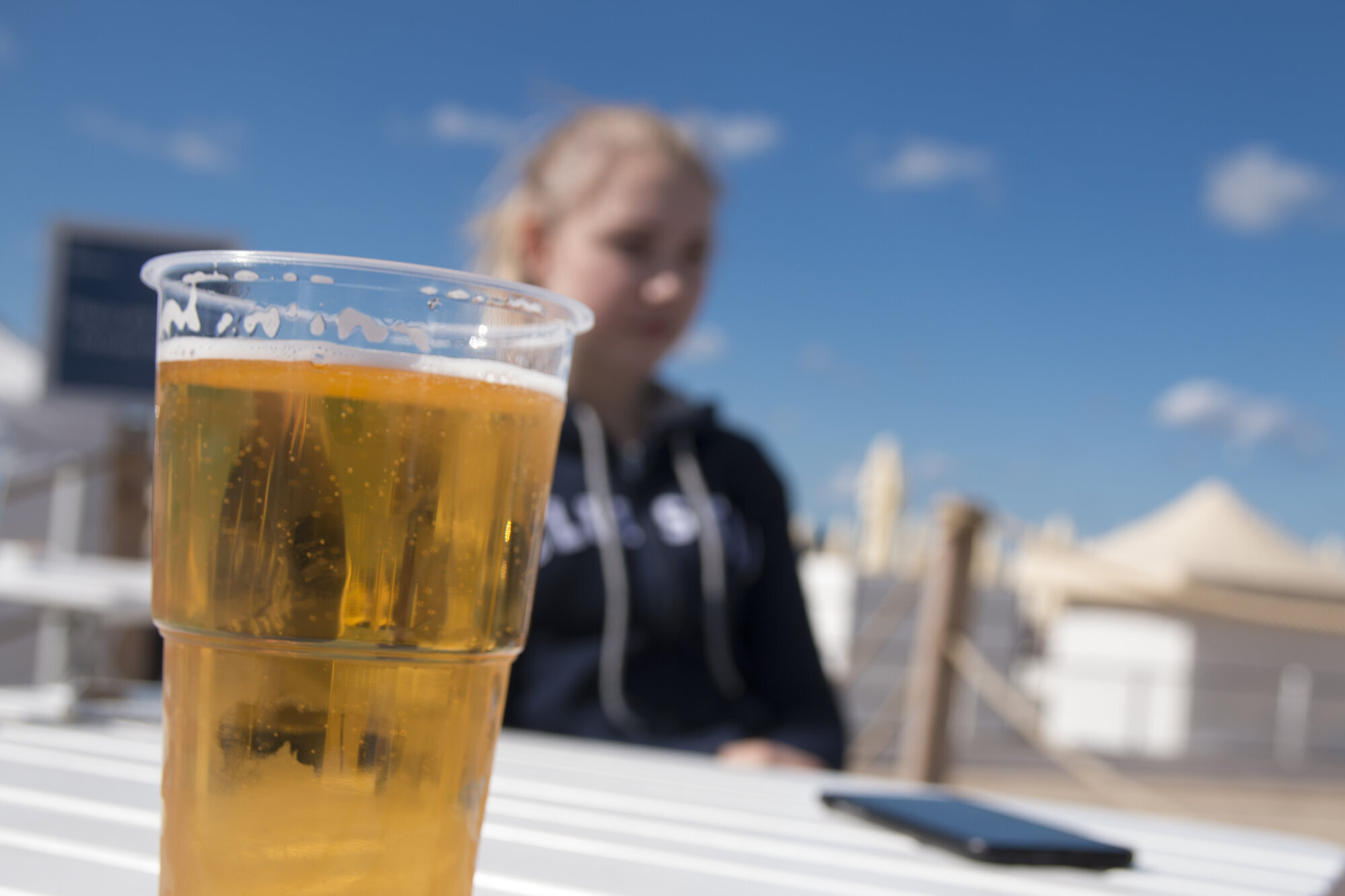 Bildet viser en utepils med en ungdom i bakgrunnen