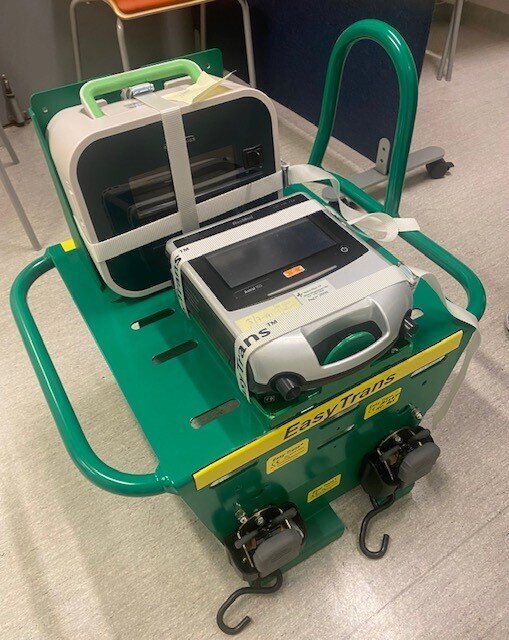 Hjemmerespisrator-rack som skal festes på ambulansebåren