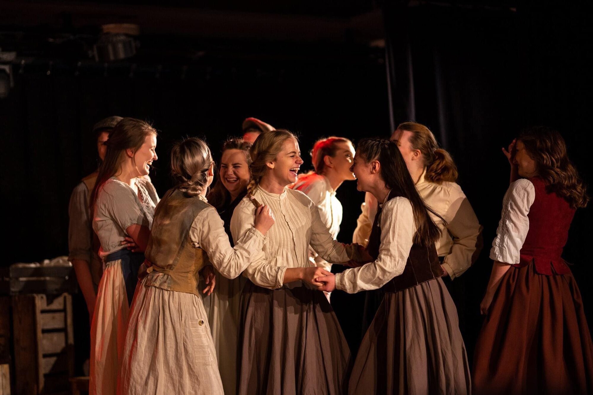 Marianne Henrikke Lindgaard-Berntsen (midten) under en forestilling på Bårdar Akademiet.