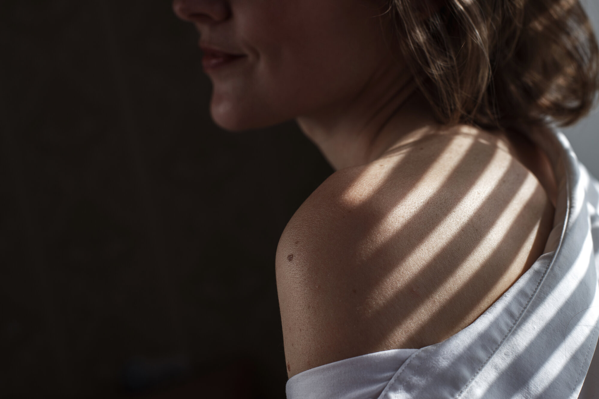 Kvinne med bar skulder