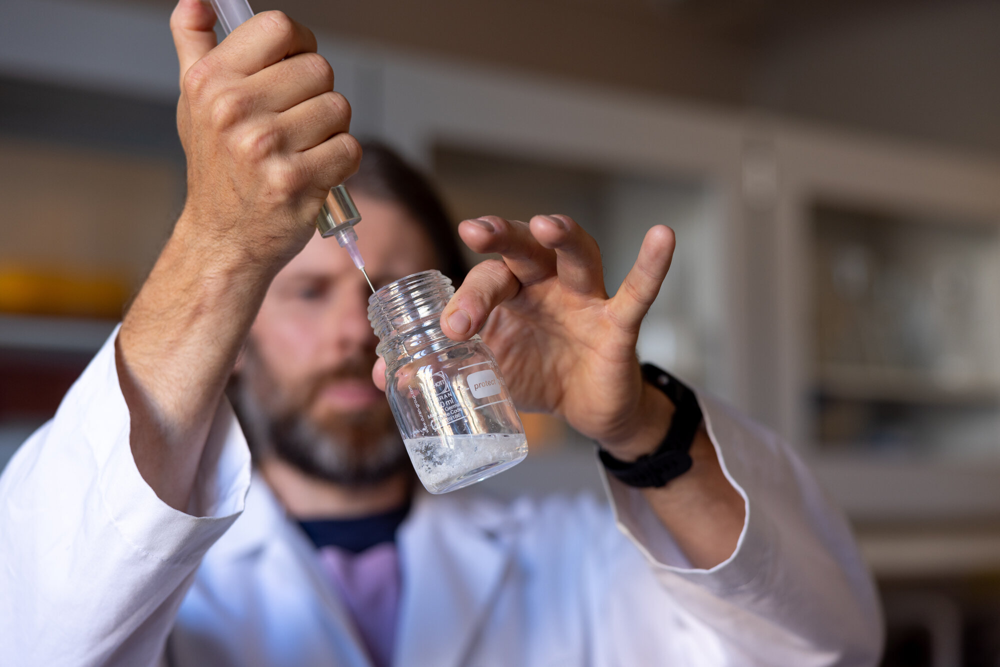 Bildet viser Niklas Nilsson som blander ulike væsker.