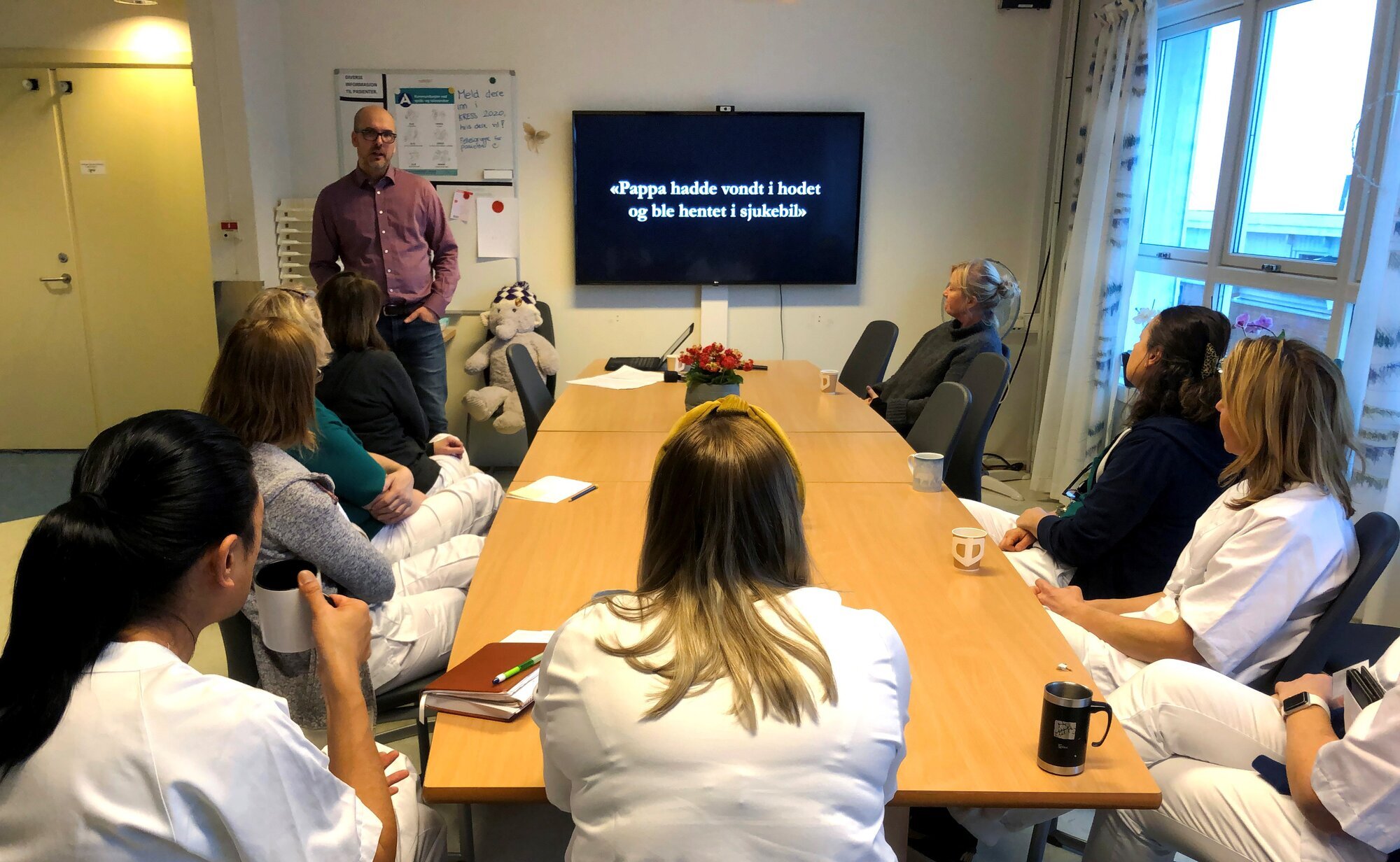 Martin Aasen Wright holder innlegg for helsepersonell. Mann snakker foran helsepersonell