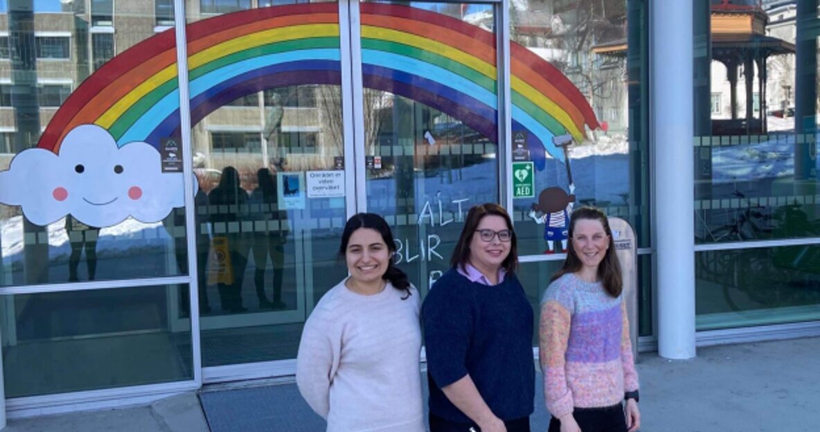 Fra venstre: Heba Jawad, klinisk farmasøyt ved Nordøya hjemmetjeneste, Ellen Riksvold, kommunefarmasøyt i Tromsø kommune og Stine Haustreis, klinisk farmasøyt ved Midtbyen hjemmetjeneste