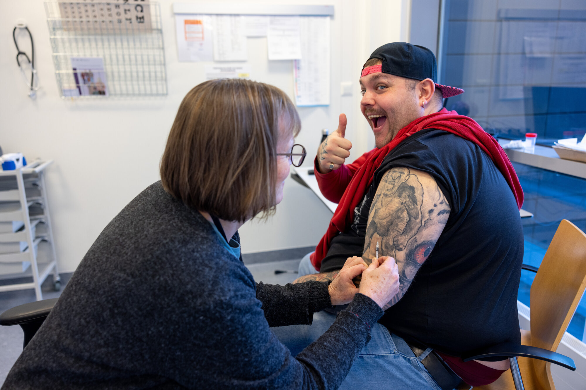 Bildet viser en som får vaksine.