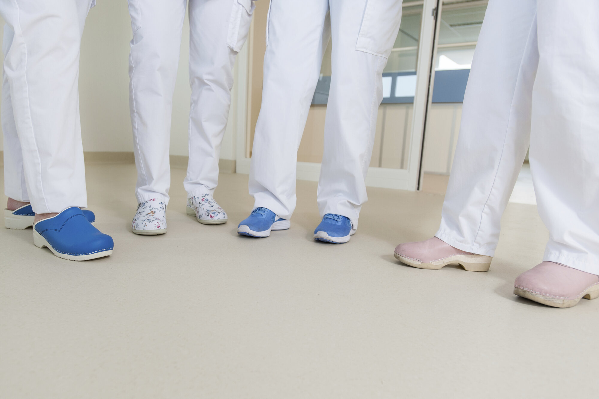 Helsepersonell Bilder viser bena til fire helsepersonell.