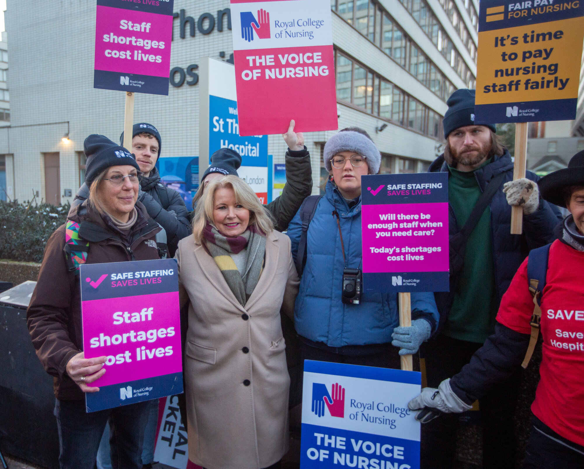 Bildet viser streikende britiske sykepleiere