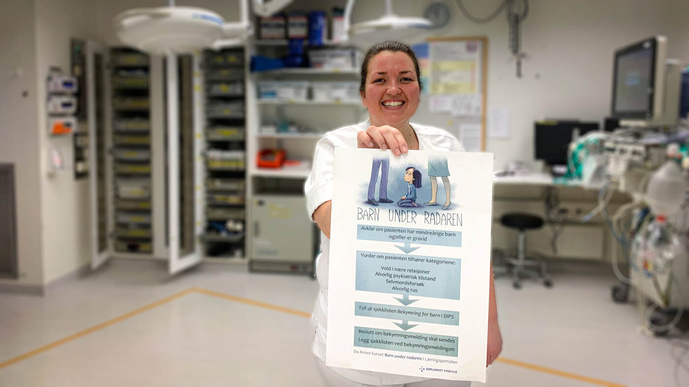 Sykepleier Marthe Gautland ved Sørlandet sykehus viser frem sjekklisten Barn under radaren