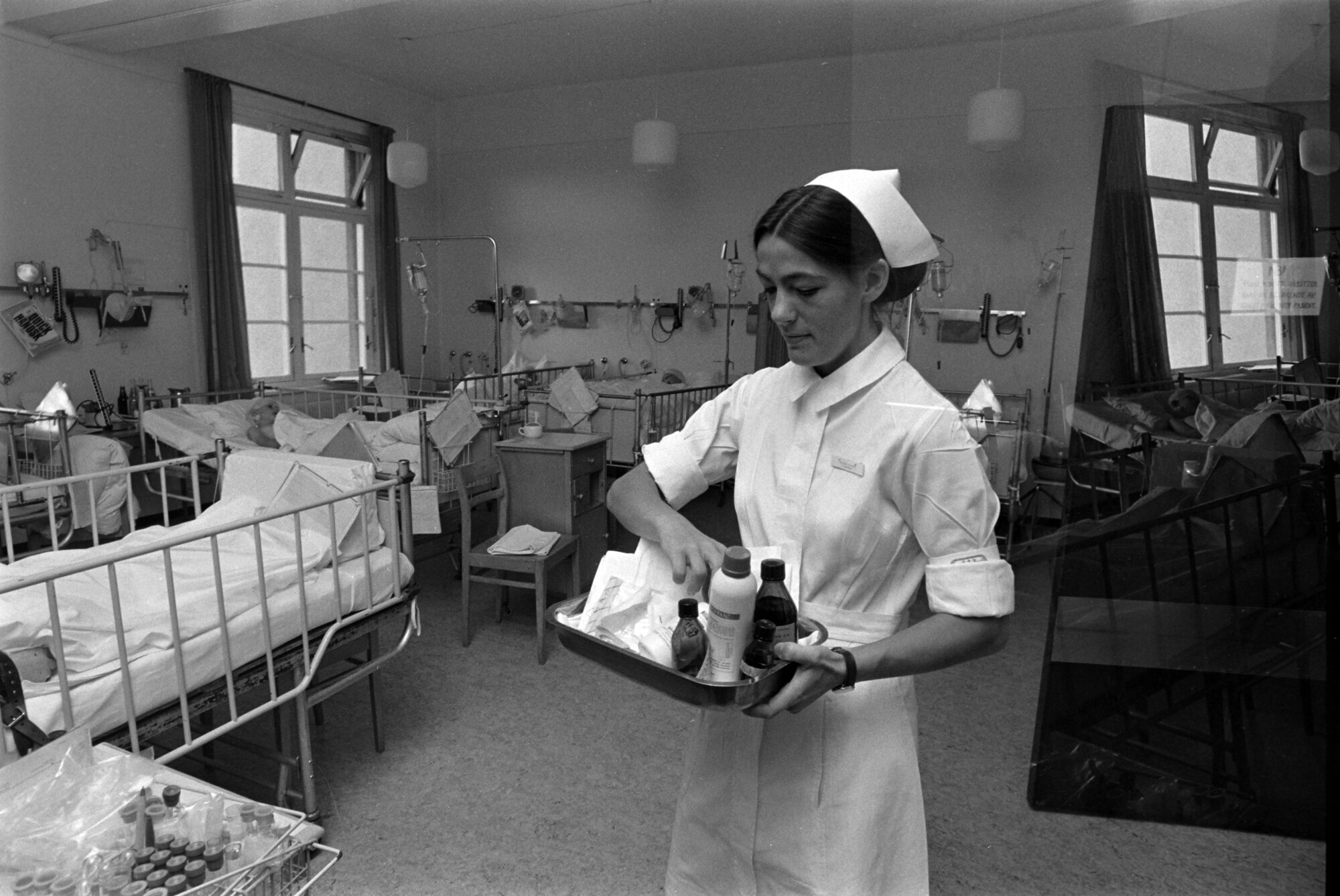 Bildet viser Ellen Sund på overvåkningsstuen.