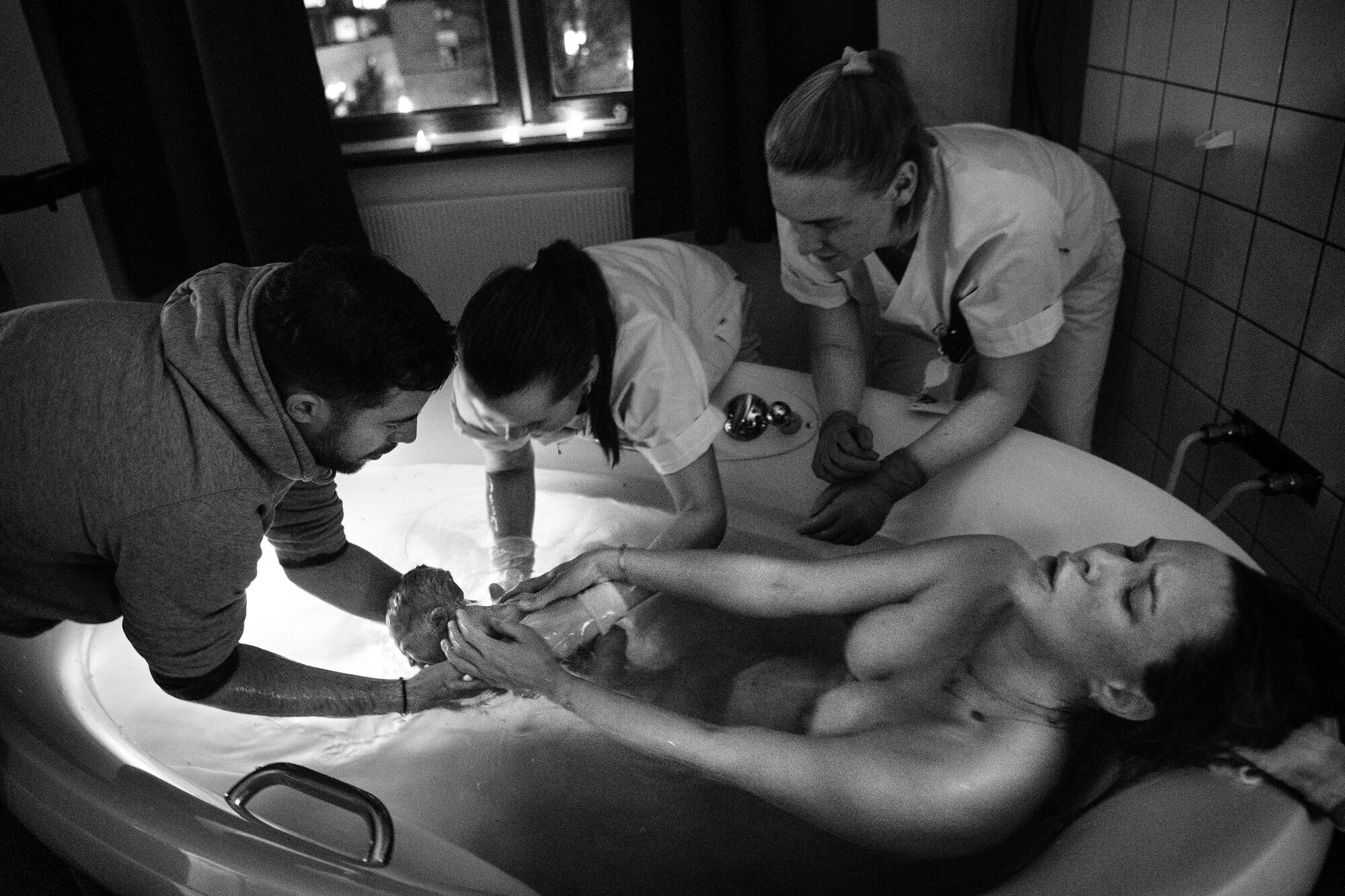 bildet viser fødsel i badekar