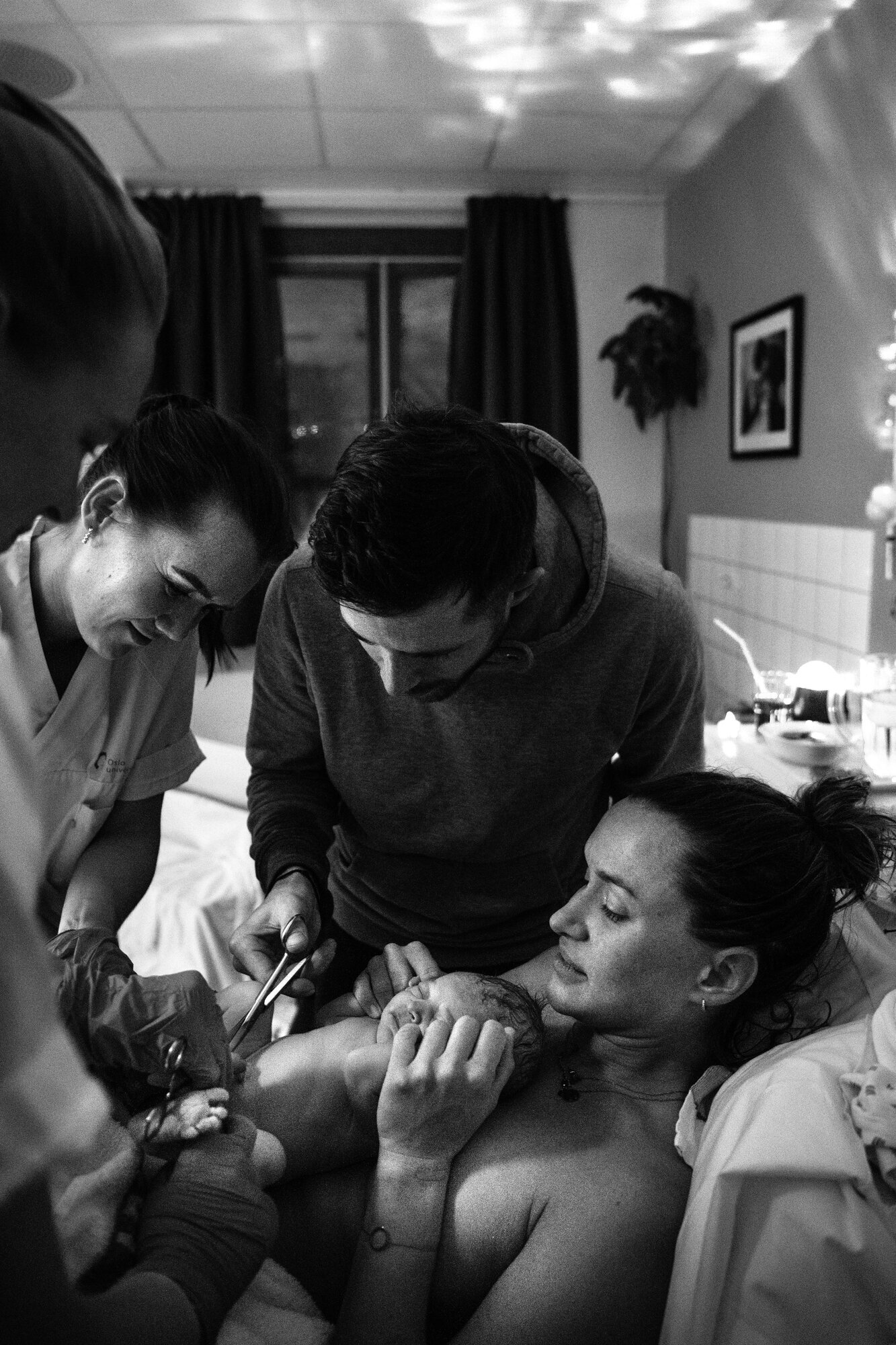 Bildet viser far som klipper navlesnor