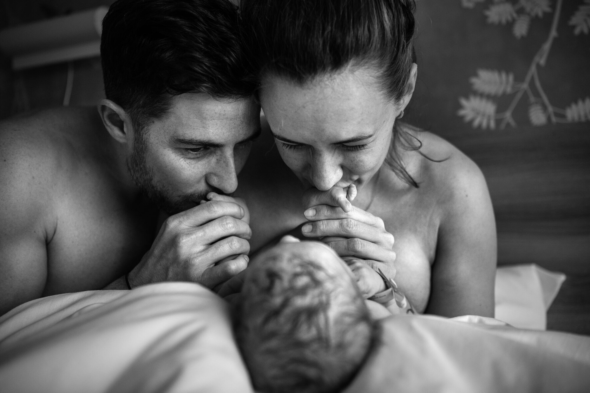 Bildet viser nyfødt med mor og far