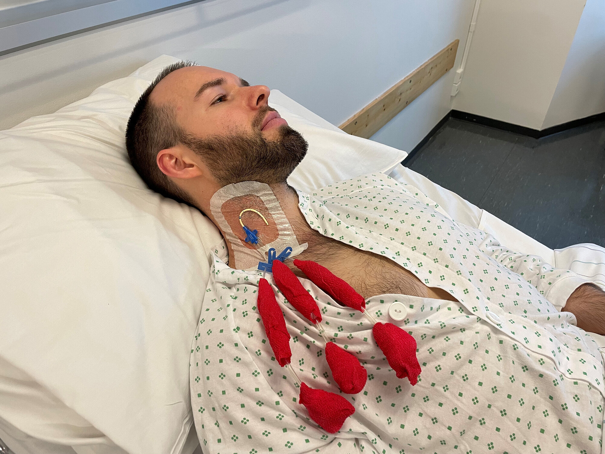 SVK Bildet viser en mann som har fått satt inn et kateter i halsen.