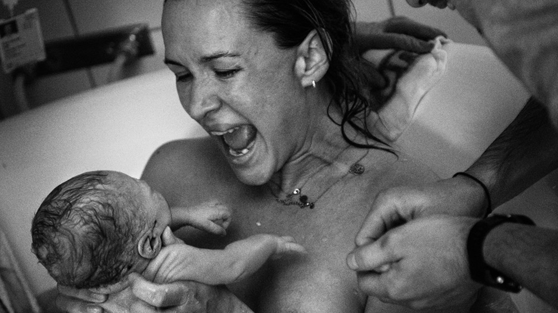 Bildet viser en fødsel i et badekar.