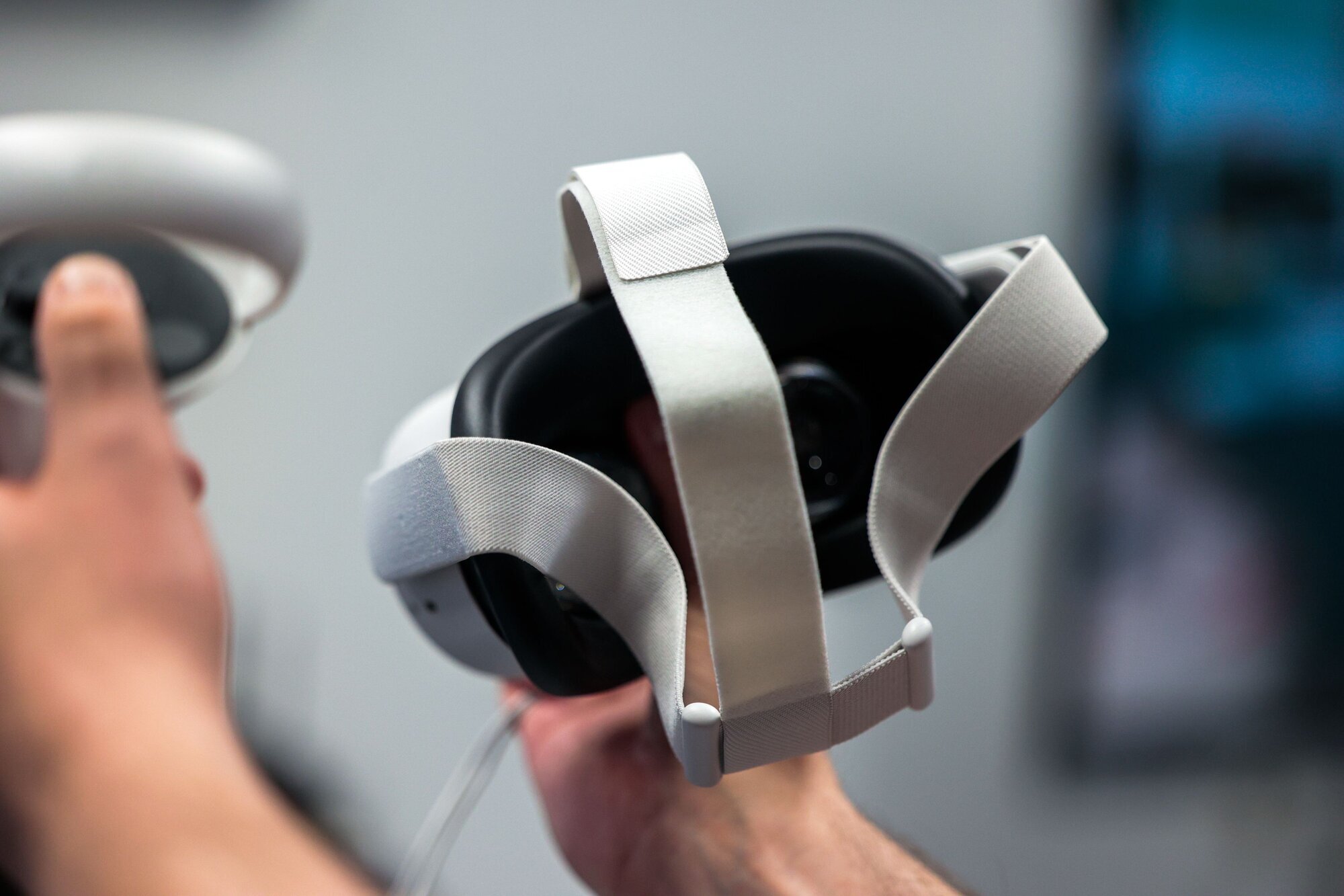 Bildet viser hender som holder i virtuelle briller