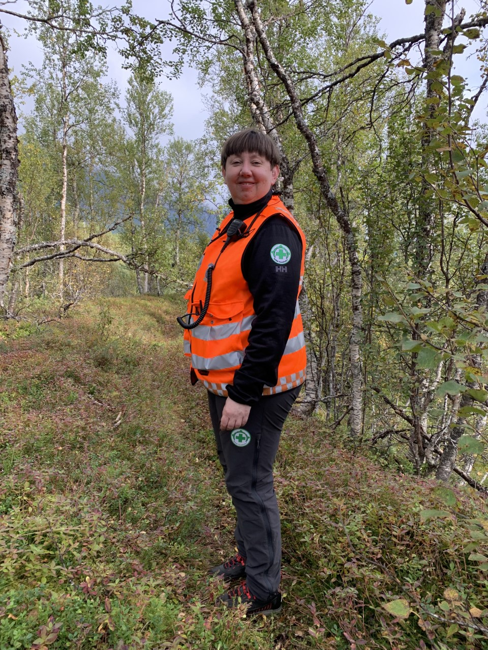 Bildet viser Monica Nervik i uniform på øvelse med Norsk Folkehjelp i Troms.