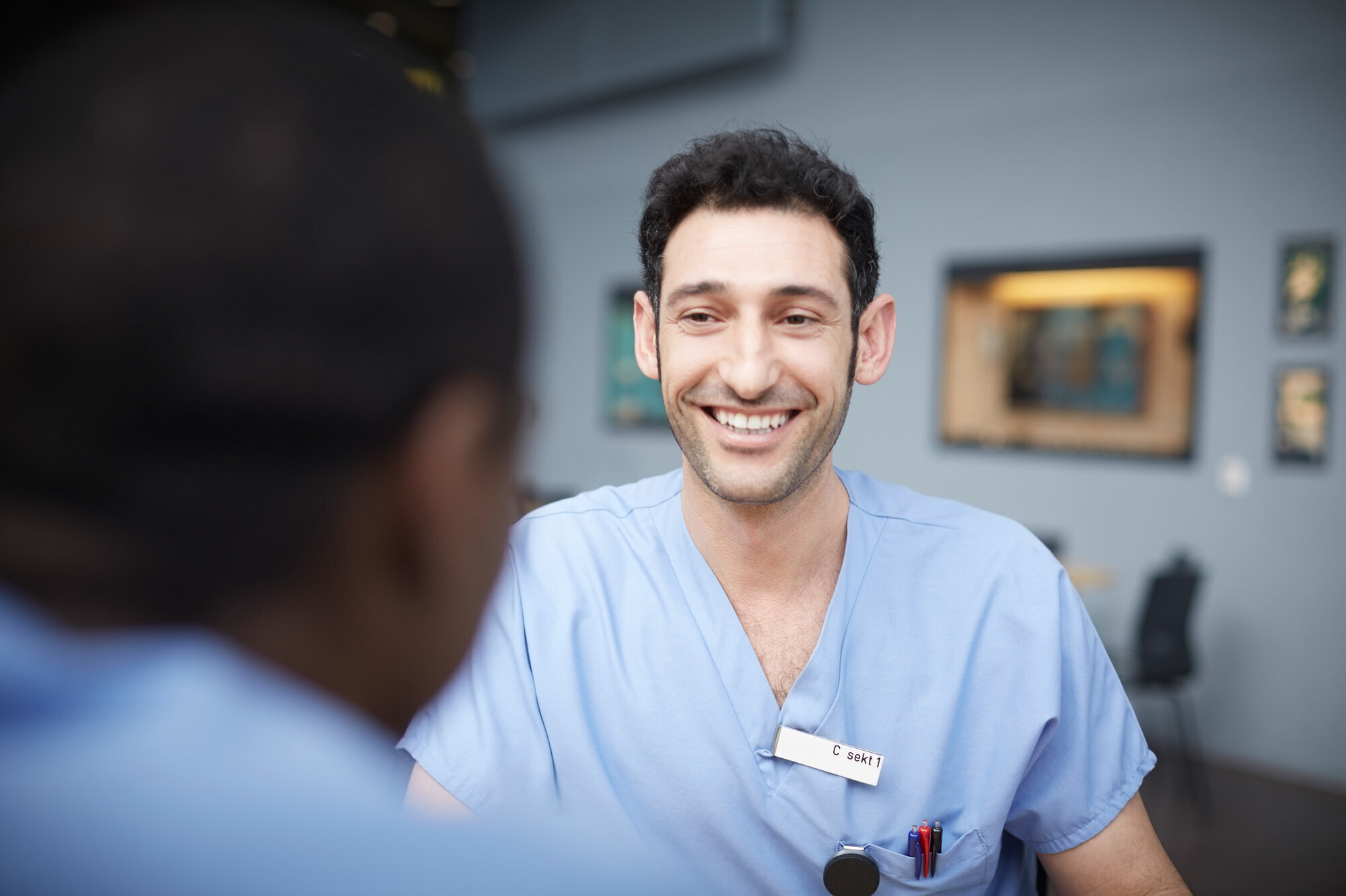 Bildet viser en smilende sykepleier