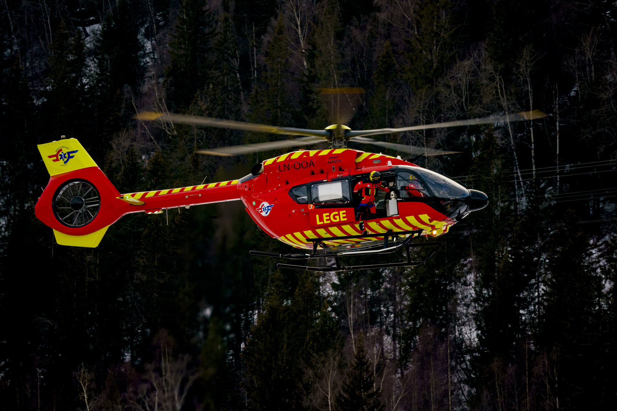 Helikopter fra Luftambulansen under landing