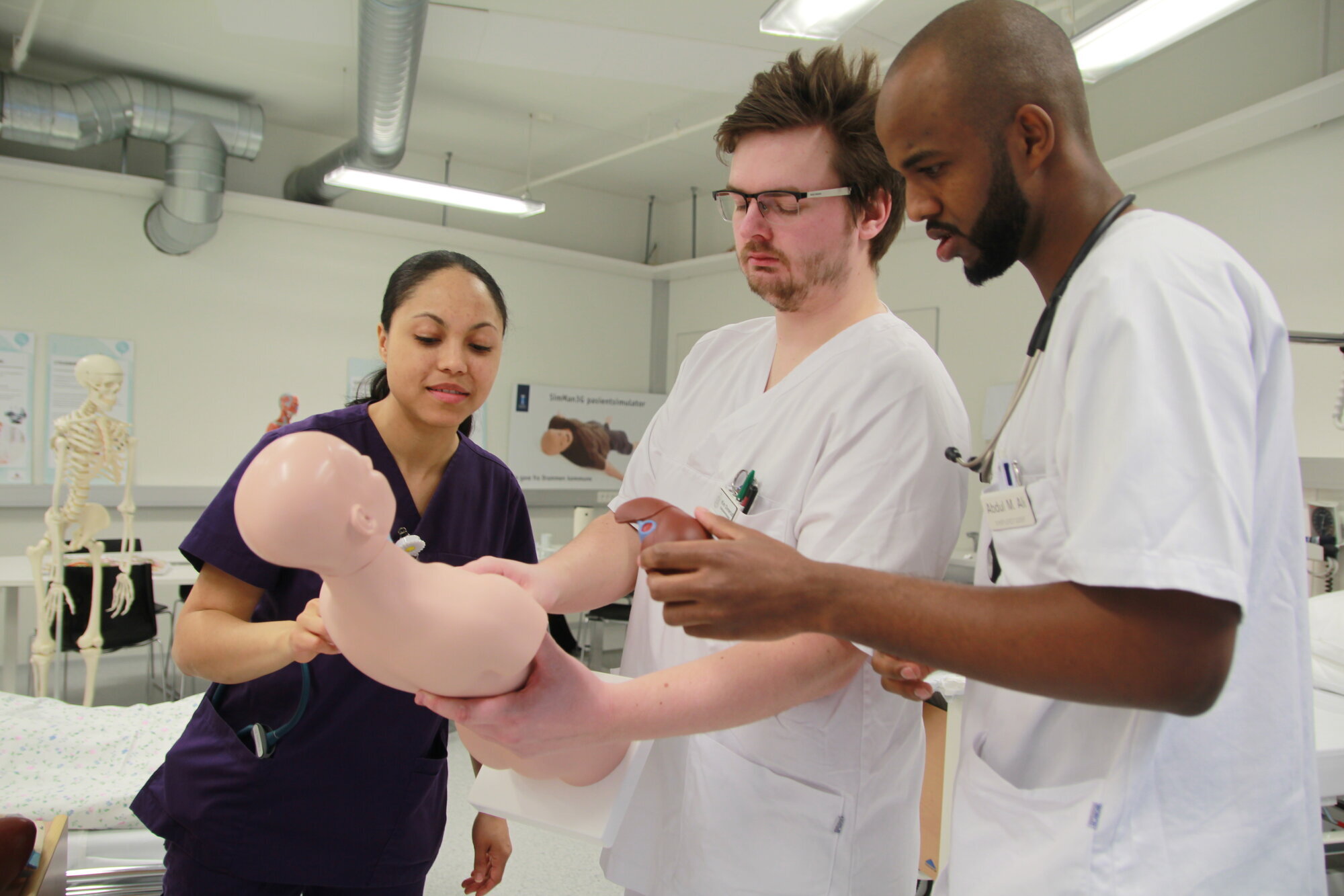 Studenter øver med en simuleringsdukke.