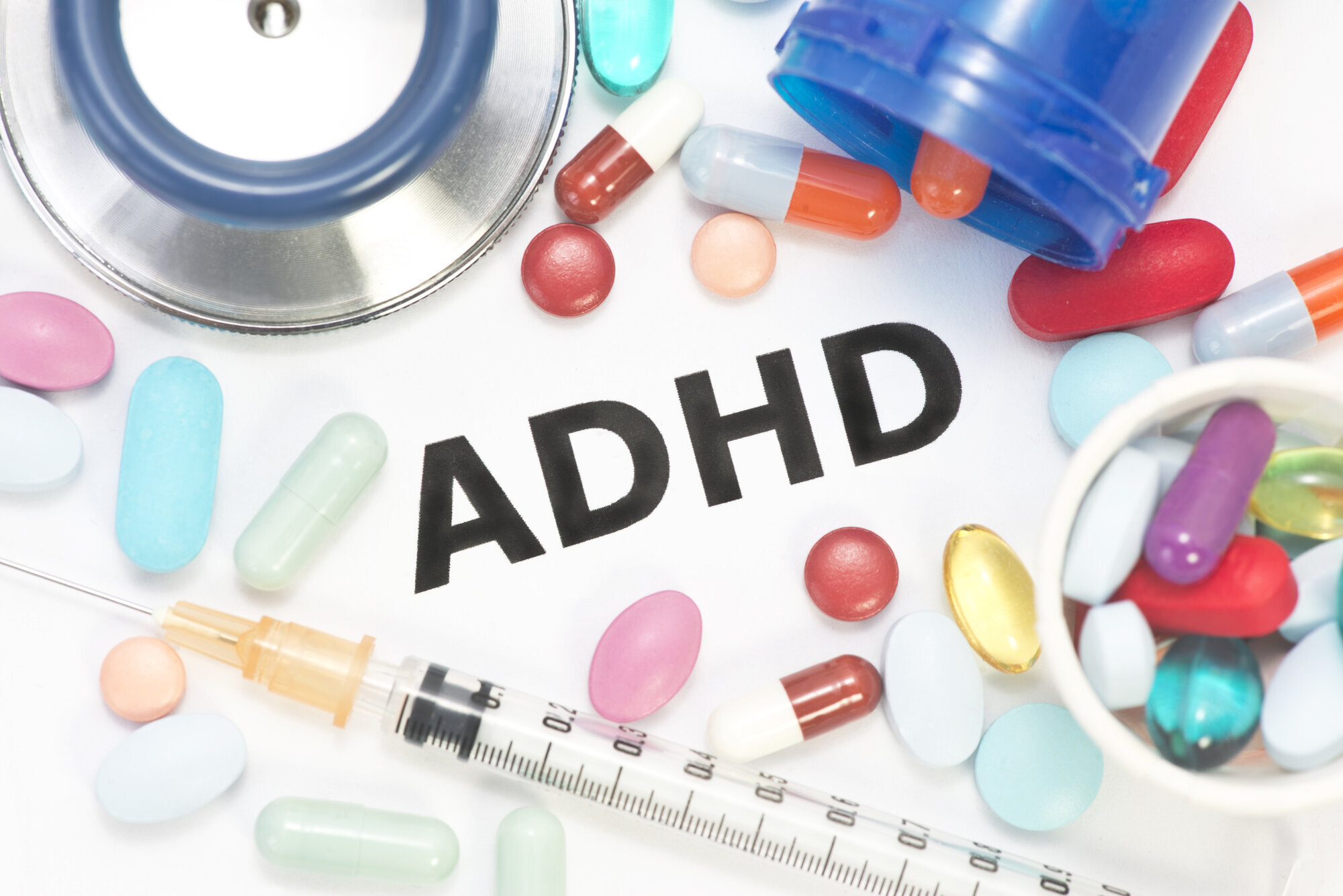 Bildet viser piller på en bordflate hvor det er skrevet ADHD