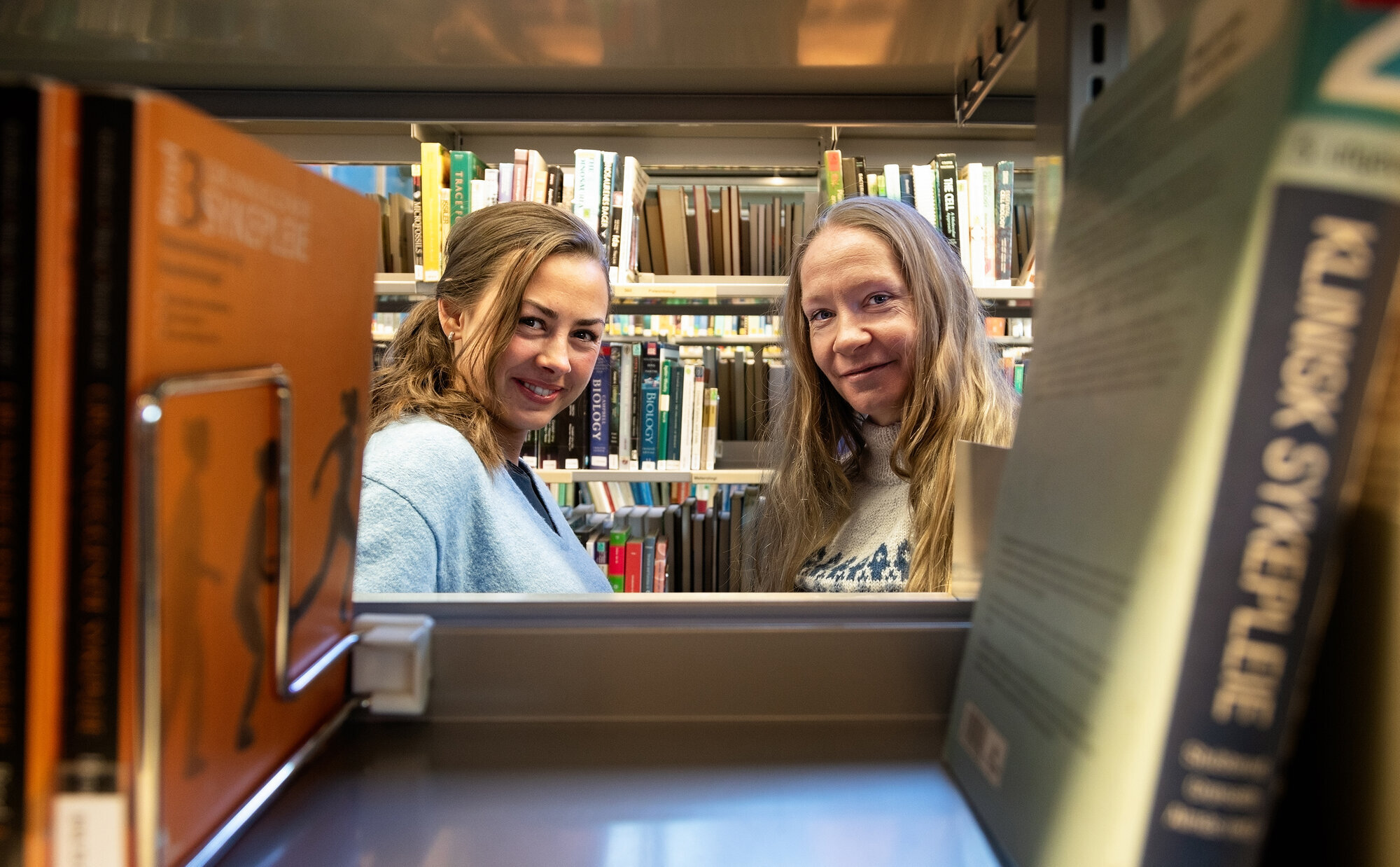 Bildet viser sykepleiestudentene Maja Schjølberg Sivertsen og Hilde Dahl Stensland