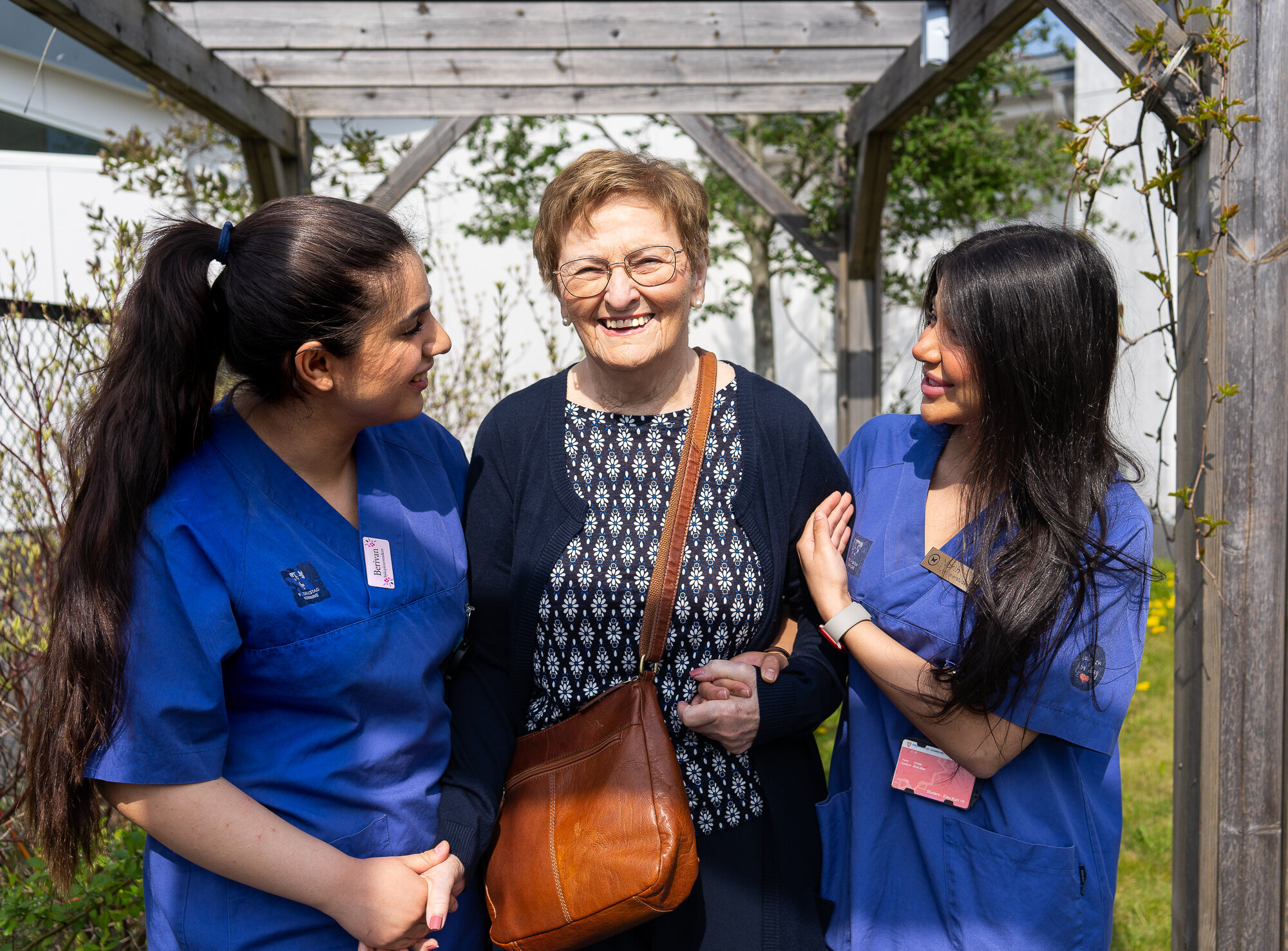 pasient med sykehjemsbeboer med studenter Bildet viser sykehjemsbeboer med studenter