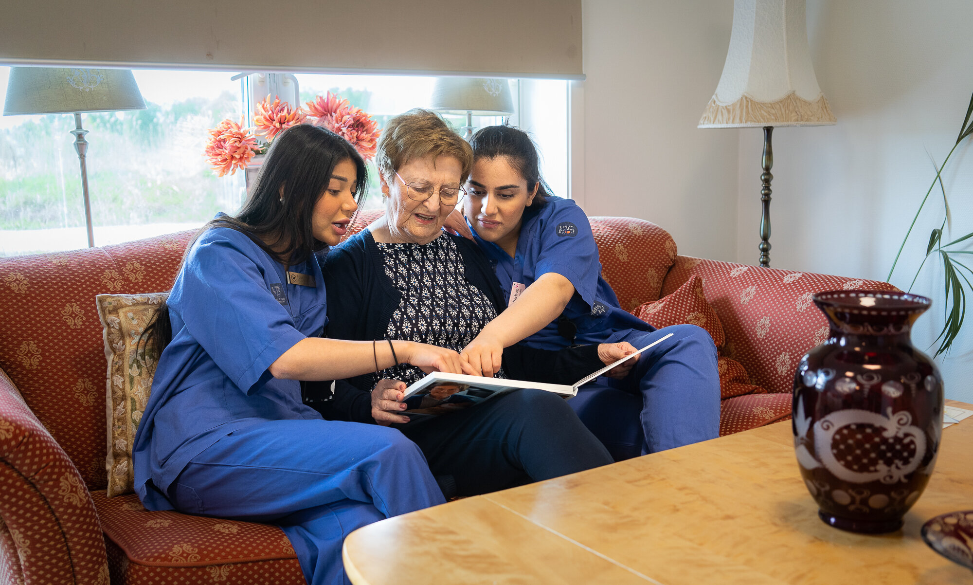 pasient med to sykepleierstudenter bildet viser pasient med to sykepleierstudenter