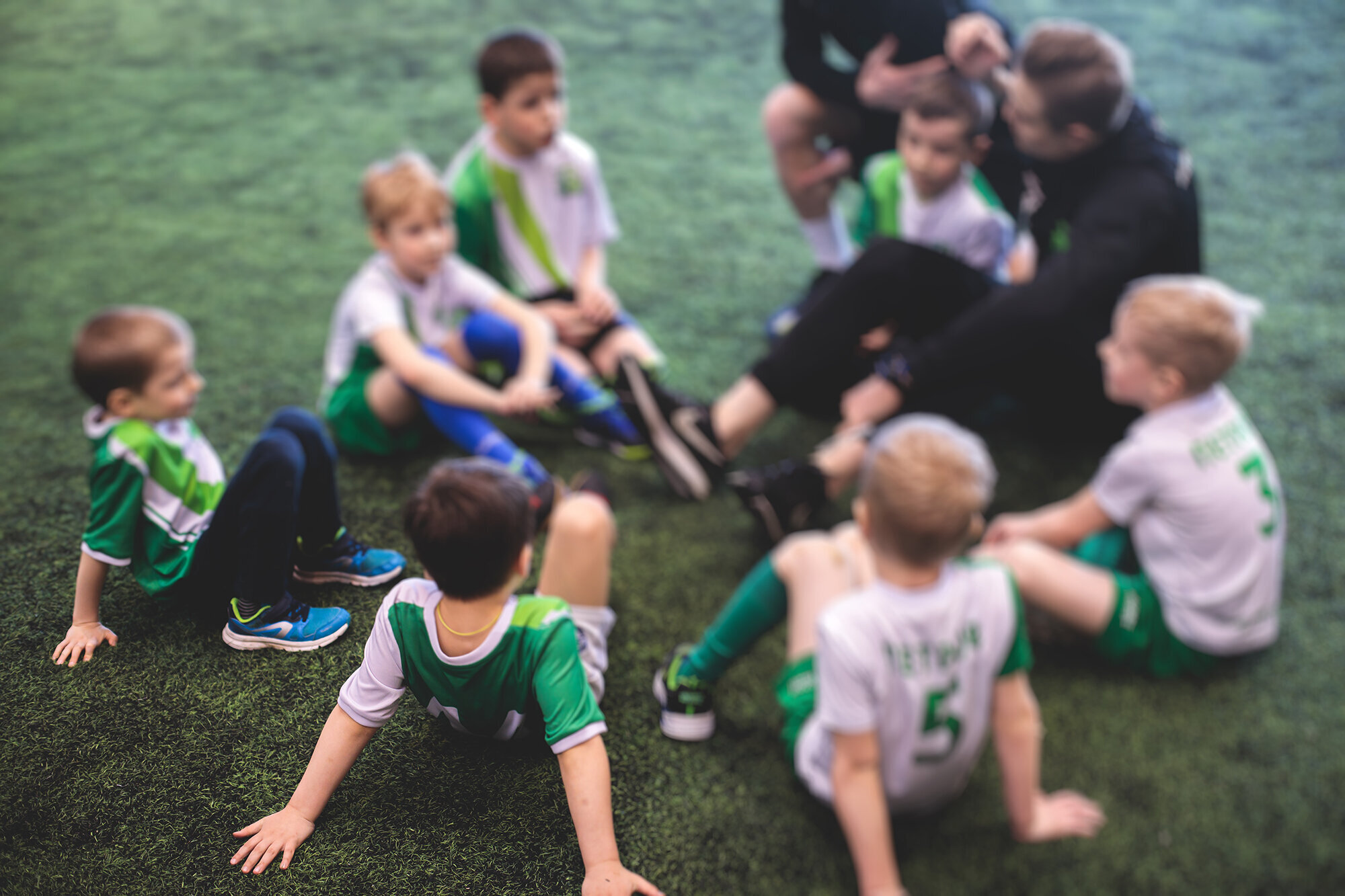 Bildet viser en gruppe barn som deltar i fritidsaktiviteter