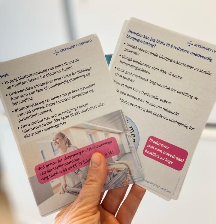 Bildet viser lommekort med informasjon om blodprøvetaking.
